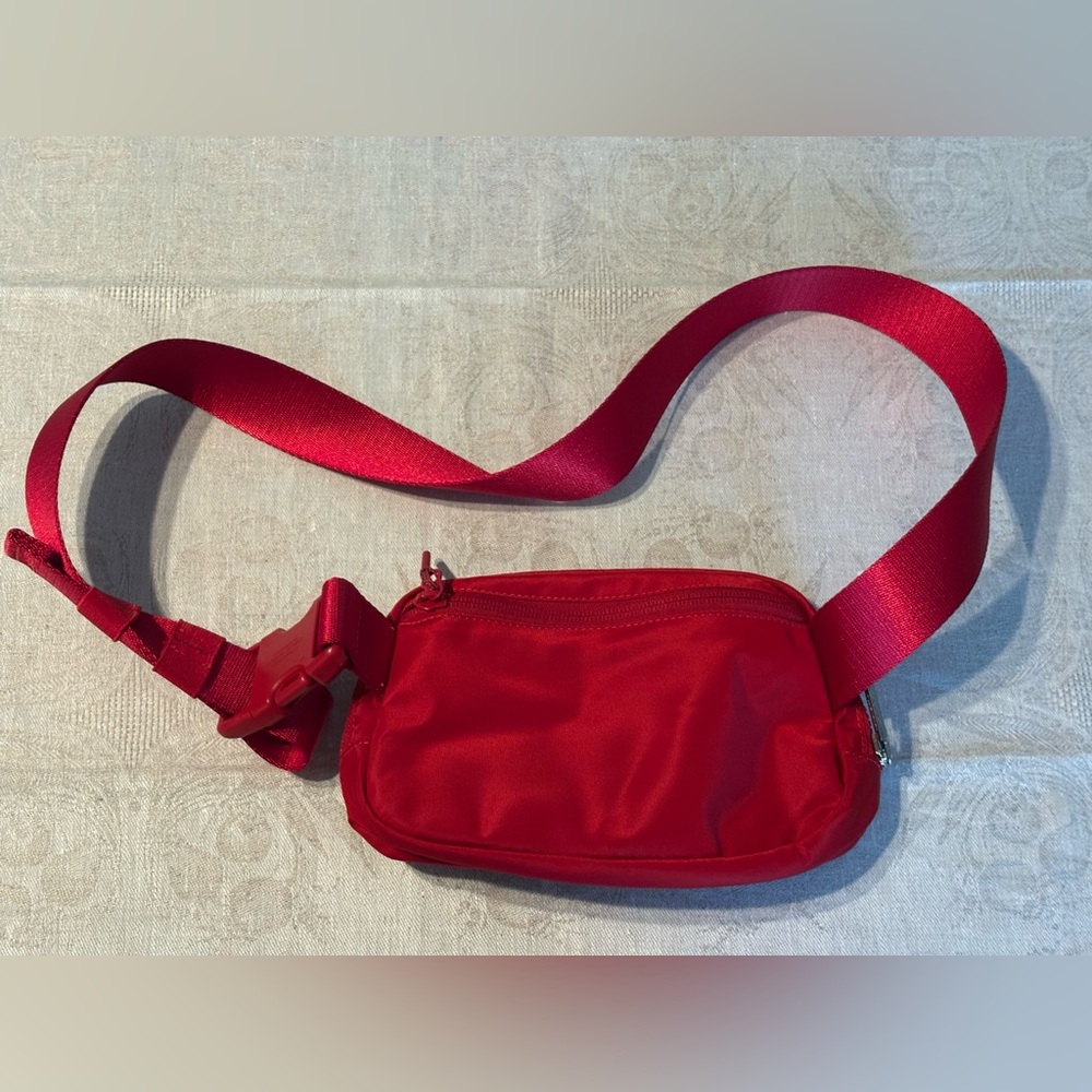 Lululemon Everywhere Belt Bag University of Alabama Script A logo - Picture 5 of 8
